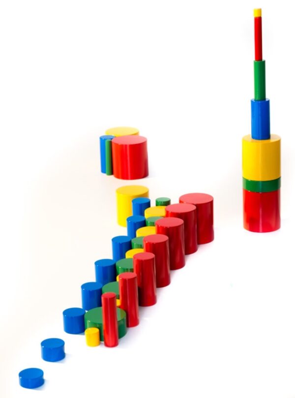 Jeunes Pousses Cylindres alignes de couleurs Materiel Montessori Les Cylindres de couleurs Montessori